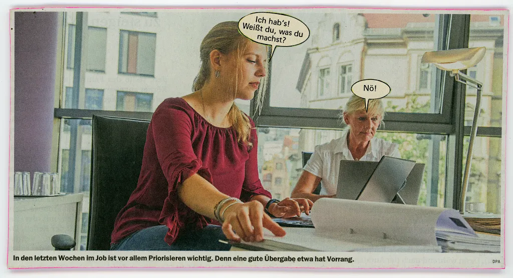 Postkarte mit Büroansicht, zwei Damen und Sprechblasen.