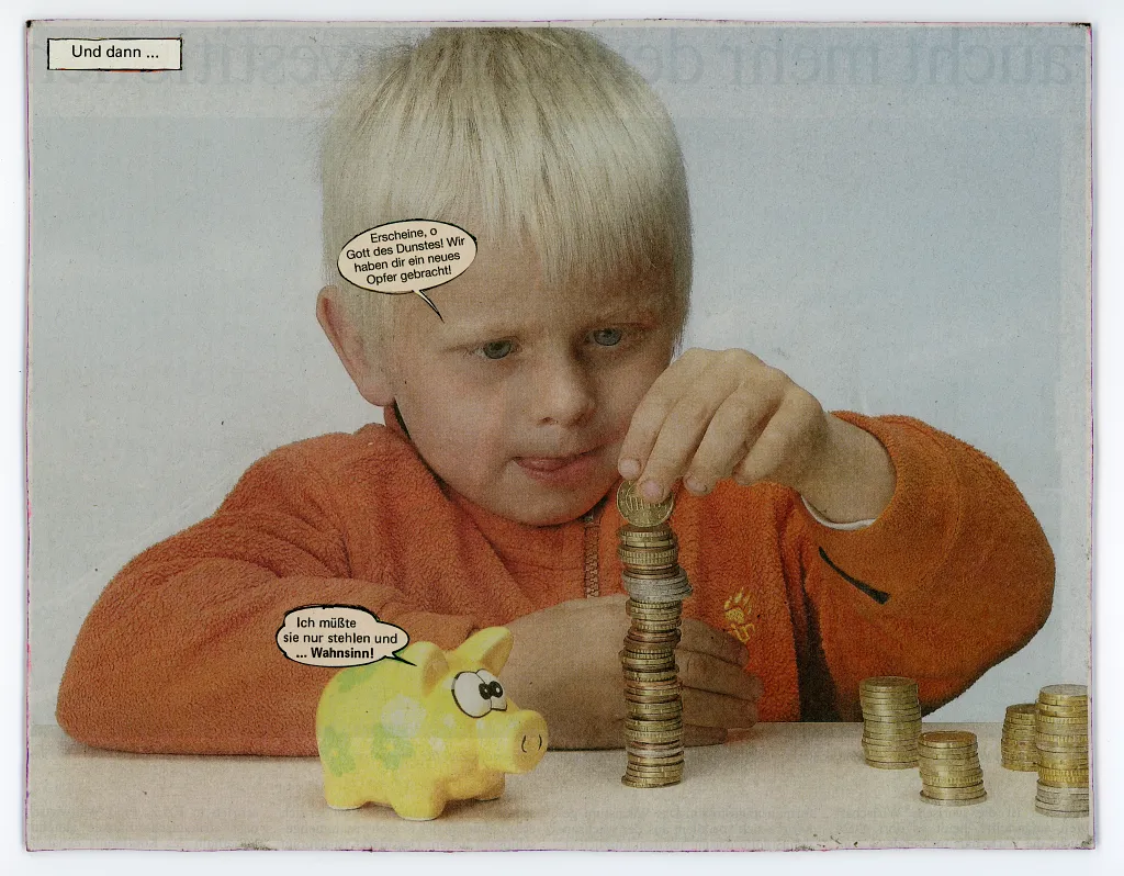 Postkarte mit blondem Kind, Münzstapeln, Sparschwein und zwei Sprechblasen über Opfer und Wahnsinn.