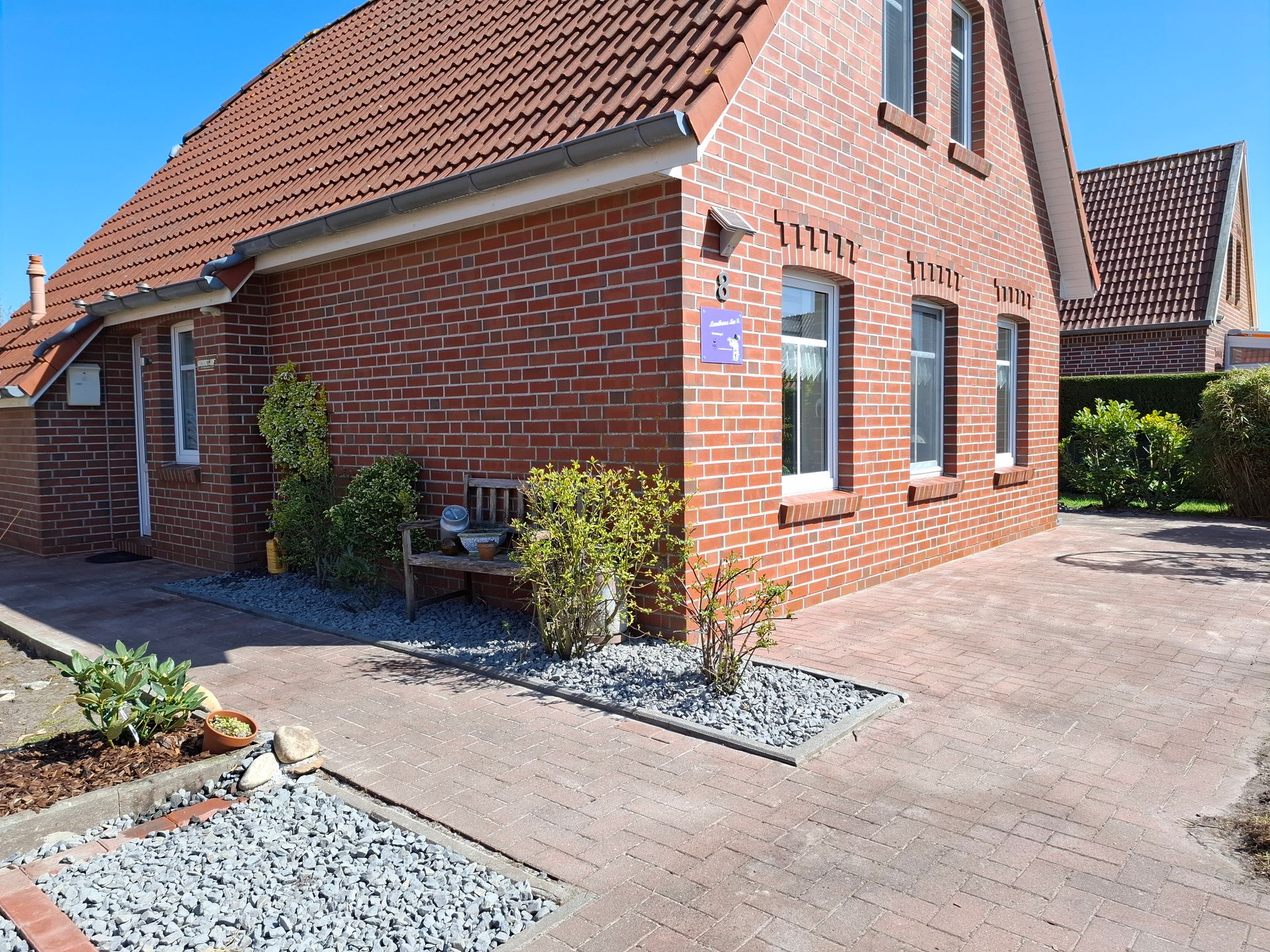 Ferienhaus Landhaus Leo 2 Greetsiel Ansicht mit großem grünen Garten und Wiese sowie Parkplatz