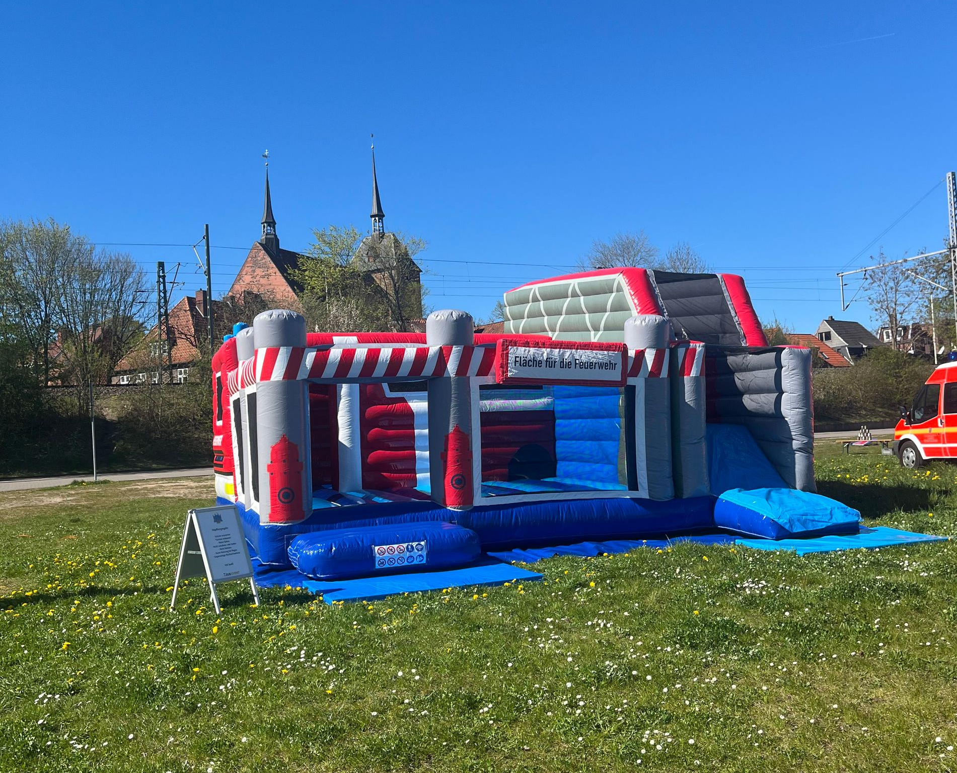 Riesige rote Feuerwehr-Drehleiter für Kinder-Events in Rendsburg mieten