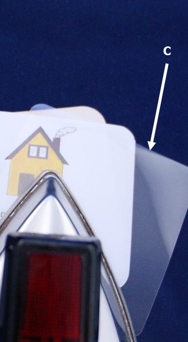 Schutzfolie genau mittig platzieren und festbügeln