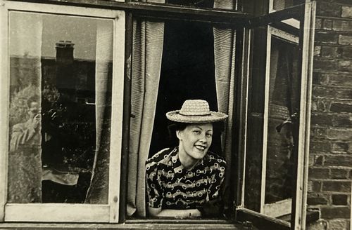 Femme à la fenêtre