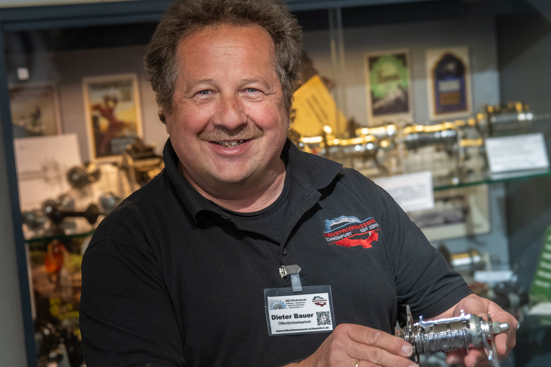 Dieter Bauer, Schweinfurt
Funktion im Verein:
Zuständig für die Öffentlichkeitsarbeit
Motivierter Museumsführer
Beruflicher Hintergrund:
Technisch interessierter Industriekaufmann
Persönliches: Unterhaltsam und freundlich