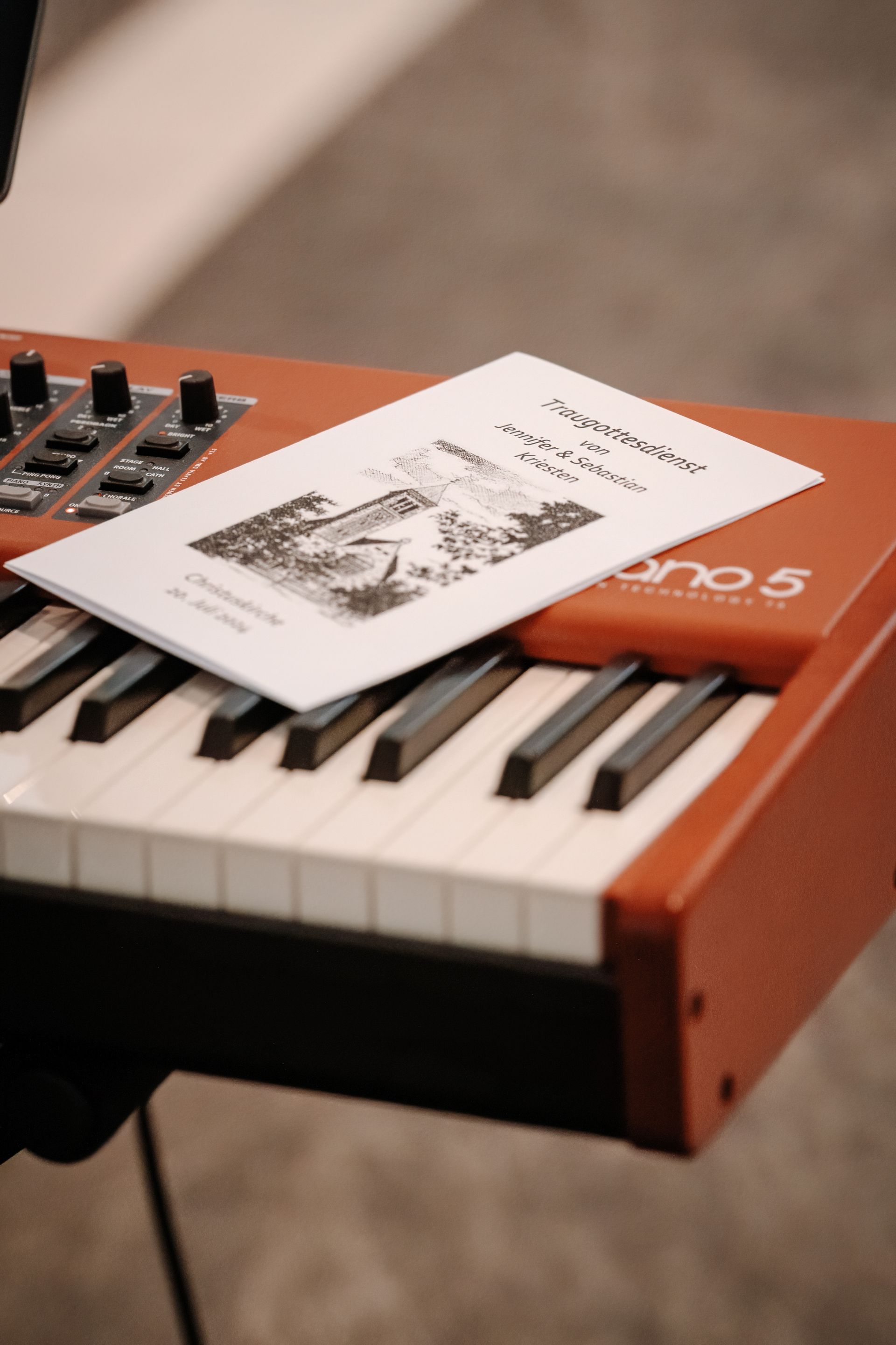 Keyboard mit Kirchenblatt