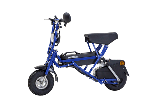 Le cyclomoteur DI BLASI nécessite très peu d’entretien, ce qui est très important surtout s’il est utilisé comme moyens pour des services. En fait, c’est le moyen le plus économique et le plus pratique pour fournir des services de chauffeur de retour pour les sociétés de locations de voitures, les garages, etc. Le cyclomoteur DI BLASI est donc parfait pour ceux qui font la navette et, en particulier, pour ceux qui préfèrent laisser la voiture au parking, décharger le cyclomoteur du coffre et se déplacer facilement en ville avec celui-ci.