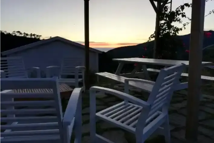 Tramonto sotto la pergola