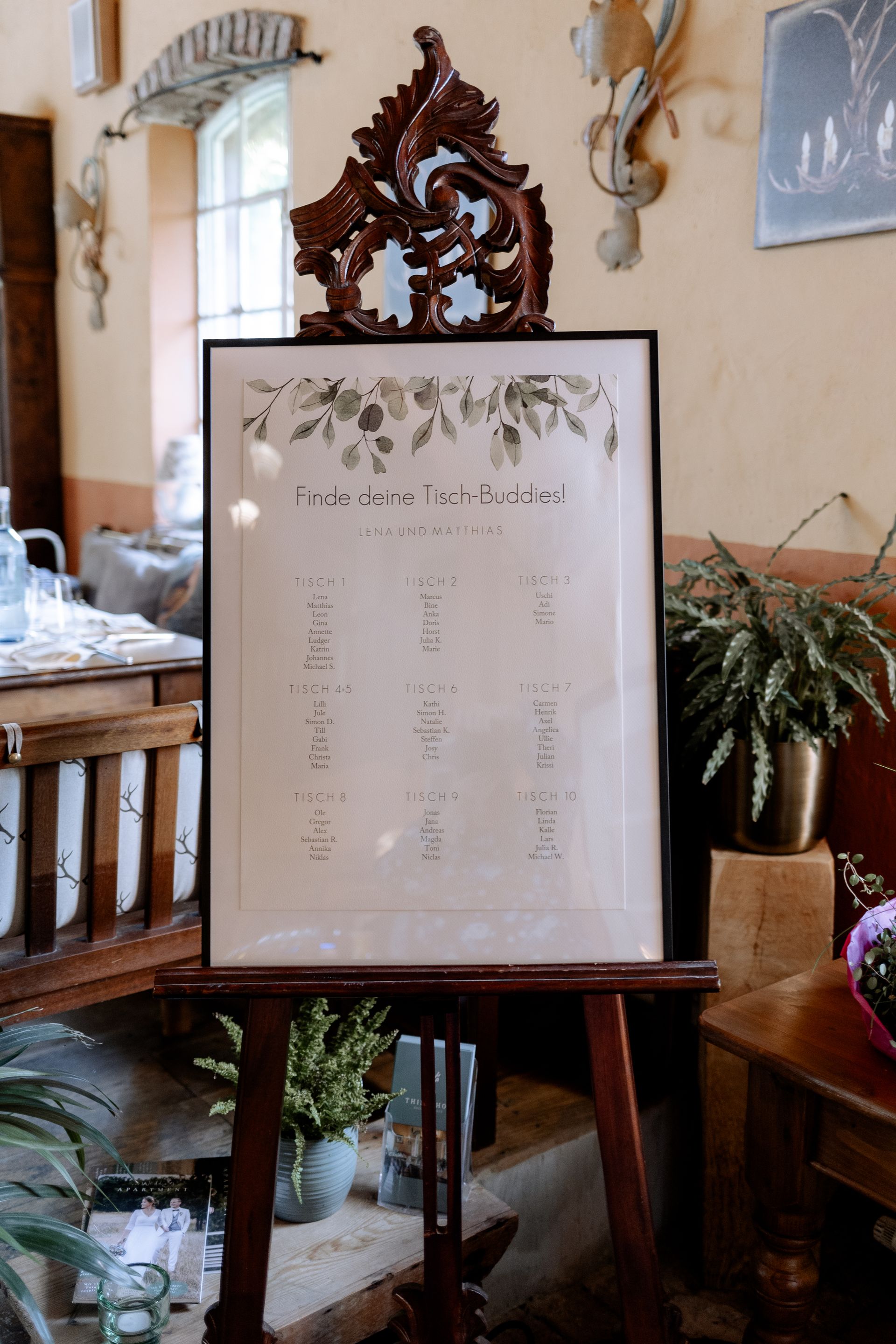 Ein übersichtlicher Tischplan für eine Hochzeit, der die Sitzordnung der Gäste zeigt