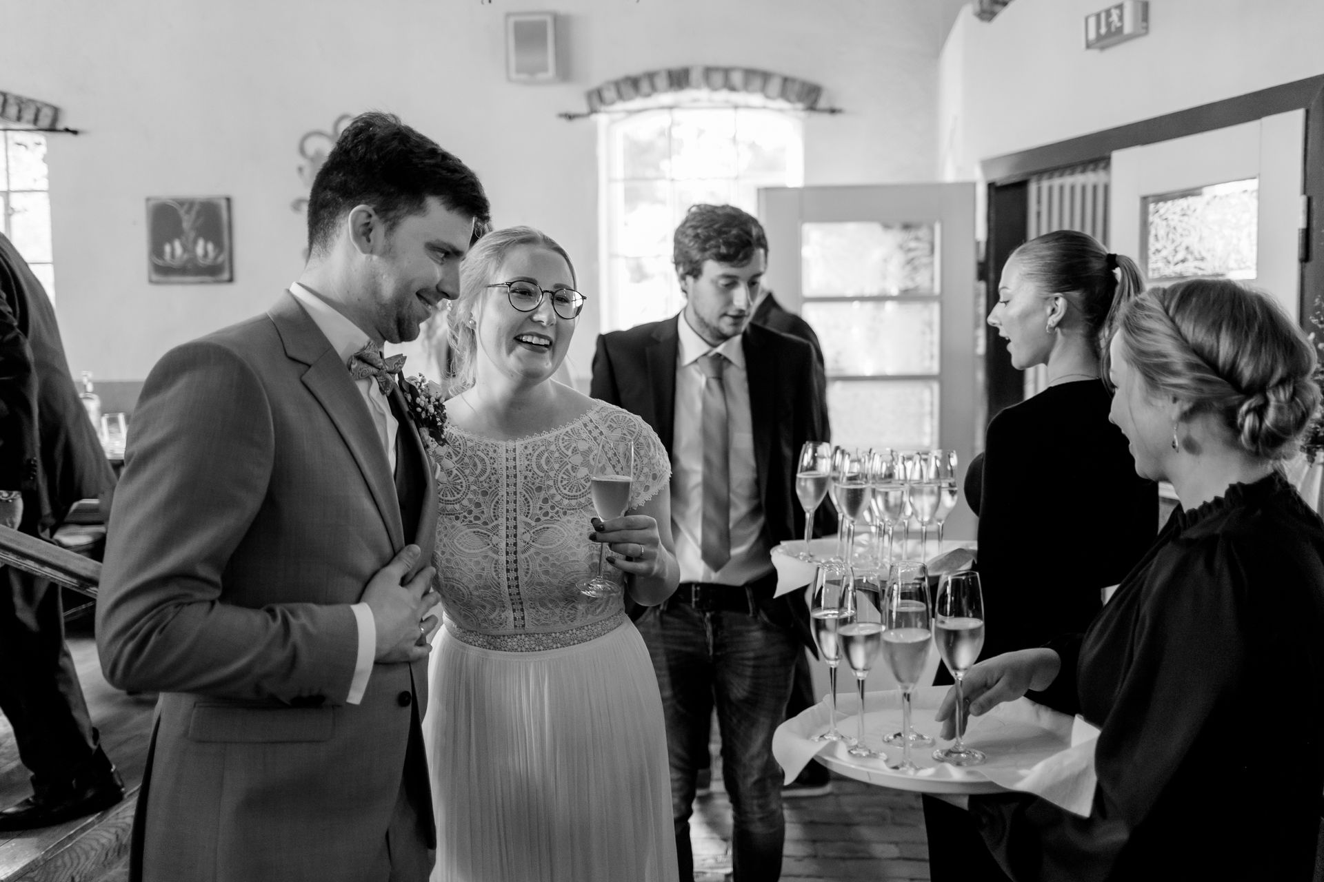 Ein Glas Sekt, das für das Brautpaar serviert wird, symbolisch für den besonderen Moment ihrer Hochzeit