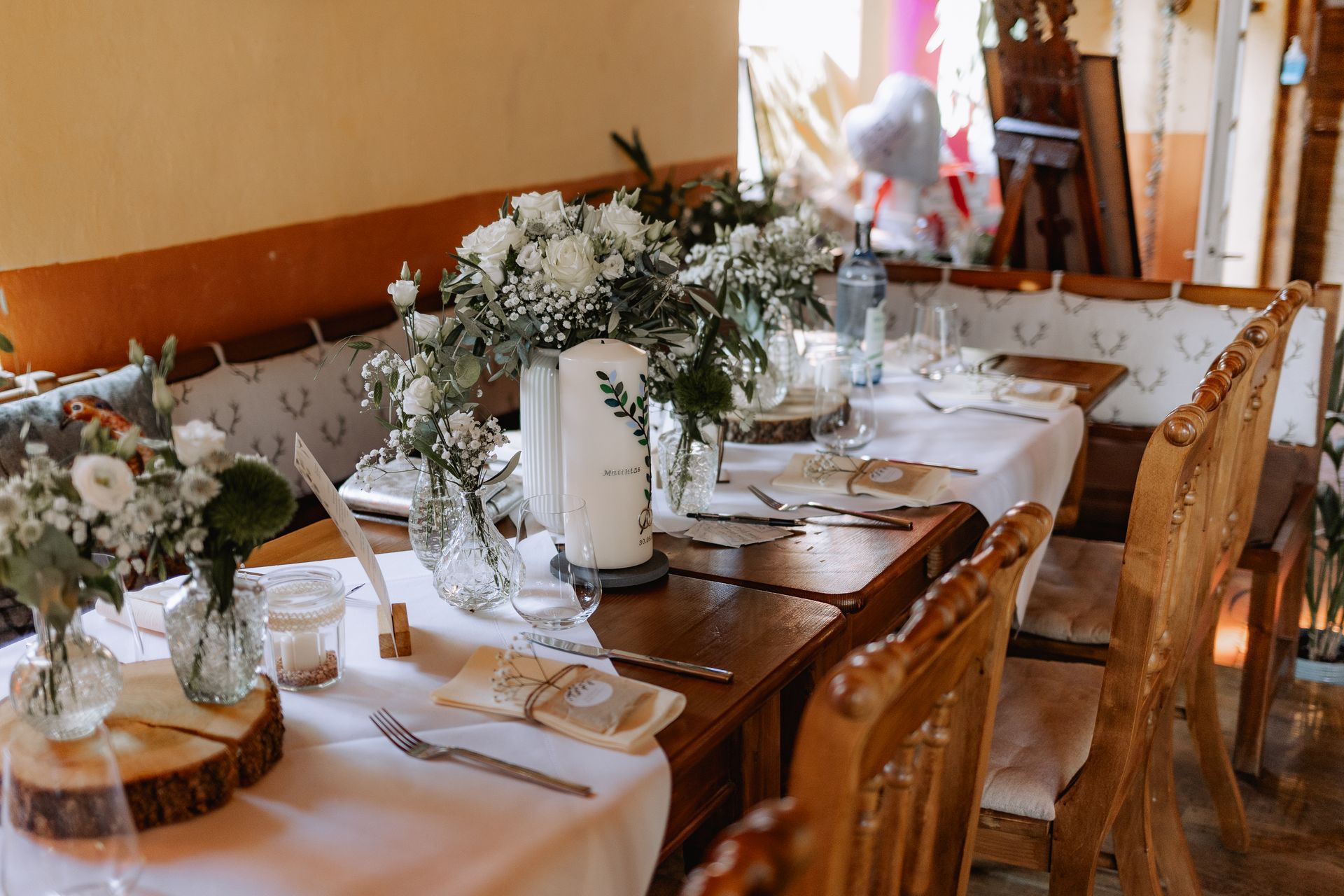 Schöne Tischdekoration für eine Hochzeit, mit Blumen, Kerzen