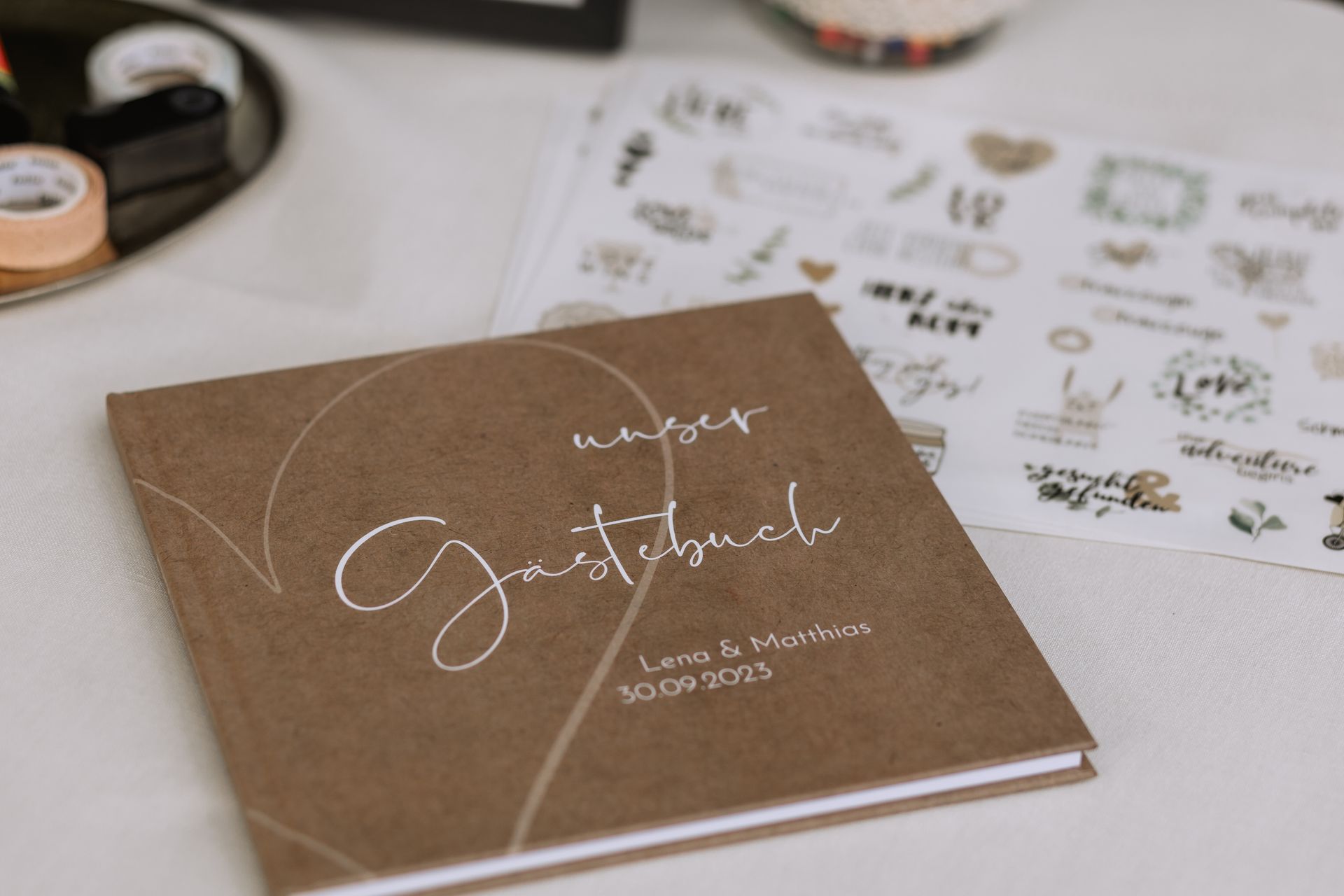Gästebuch für eine Hochzeit, in dem die Gäste ihre Glückwünsche, liebe Worte und Erinnerungen für das Brautpaar festhalten
