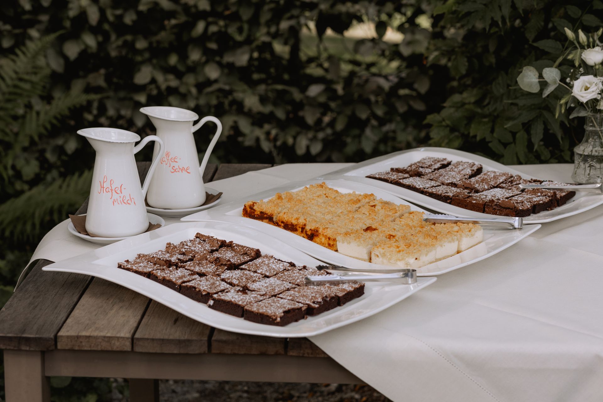 Kleine Kuchenhäppchen für eine Hochzeit, liebevoll dekoriert und perfekt zum Genießen bei der Feier