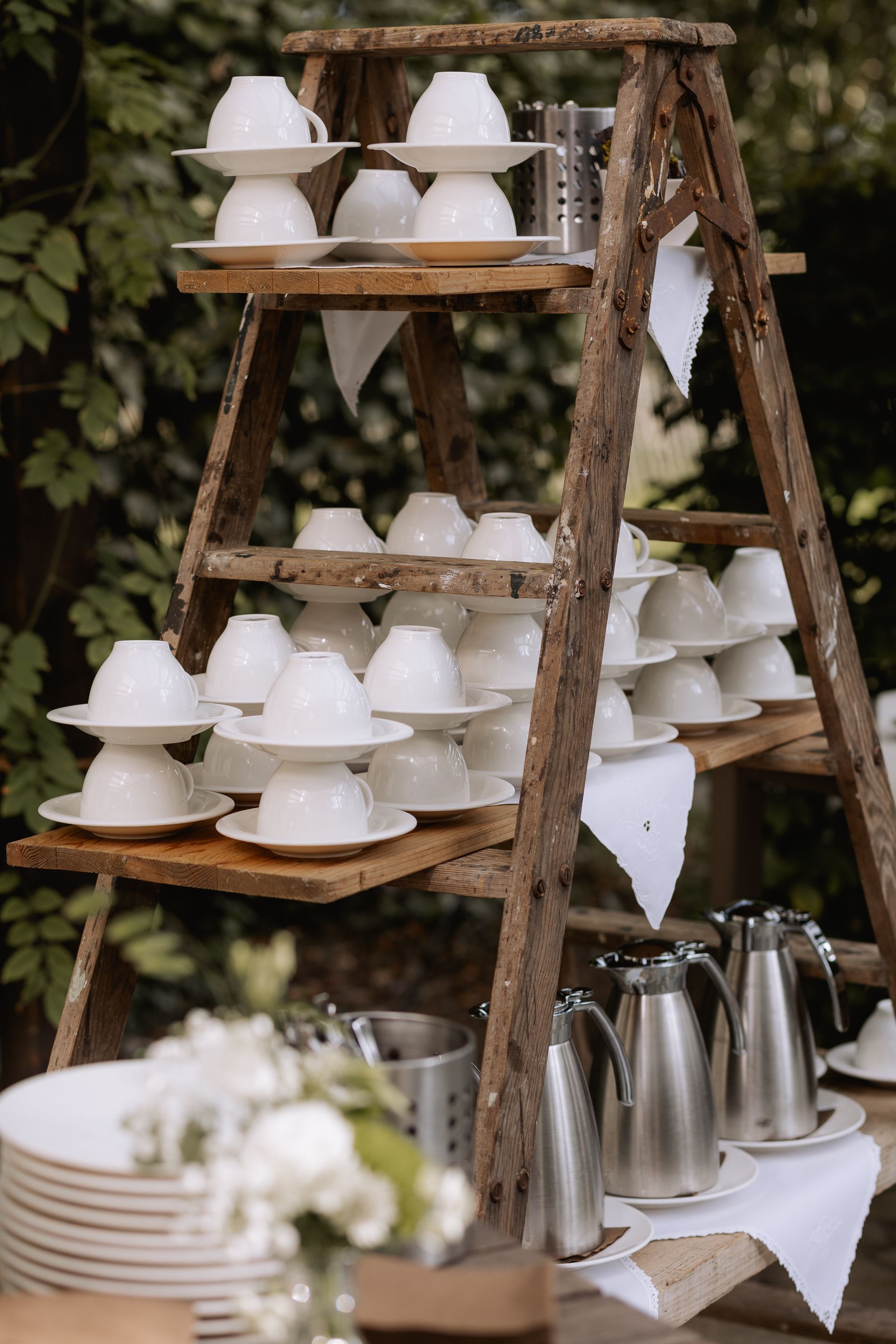Ständer mit Kaffetassen für den leckeren Hochzeitskaffee