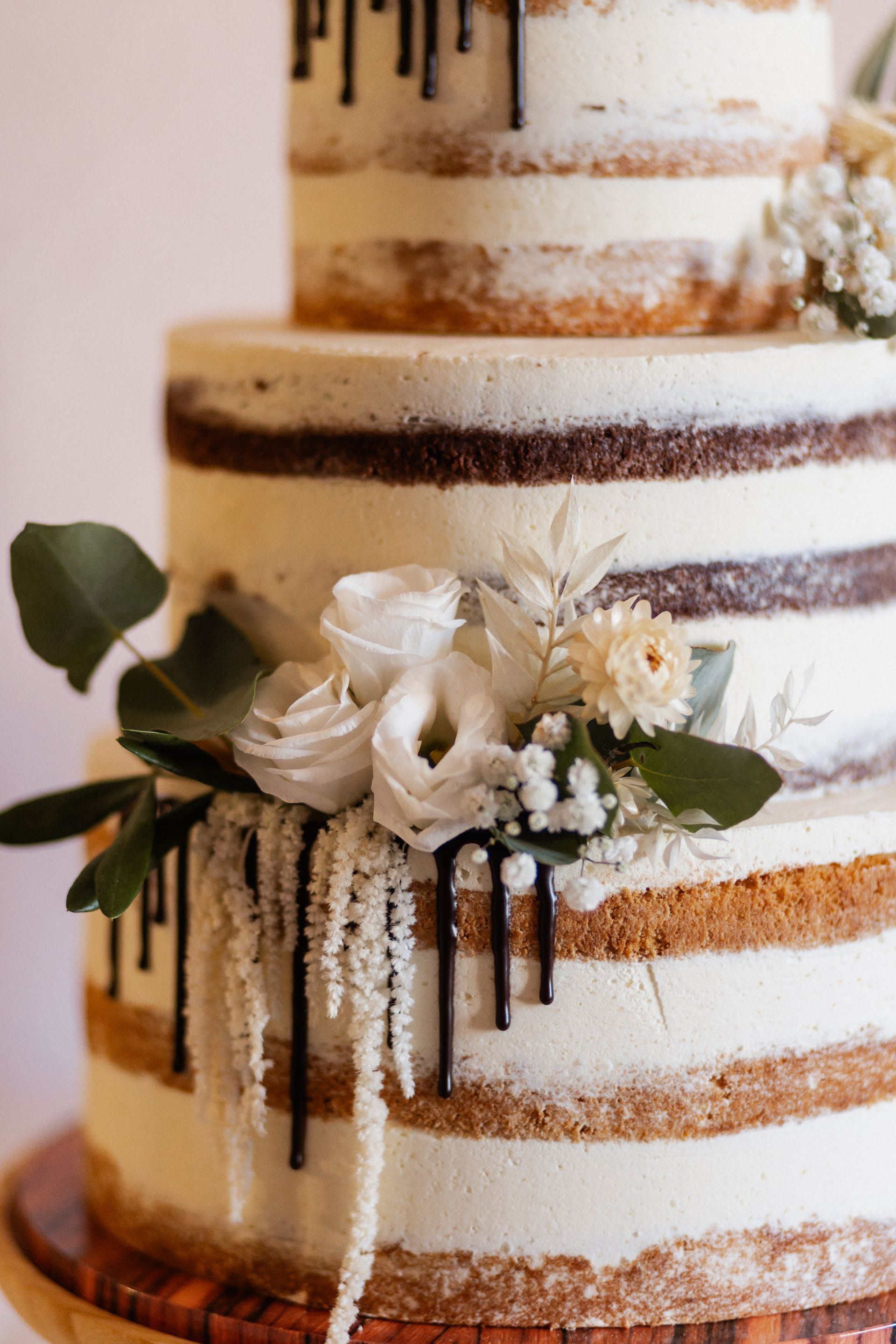 Blumendekoration in weiß einer Hochzeitstorte