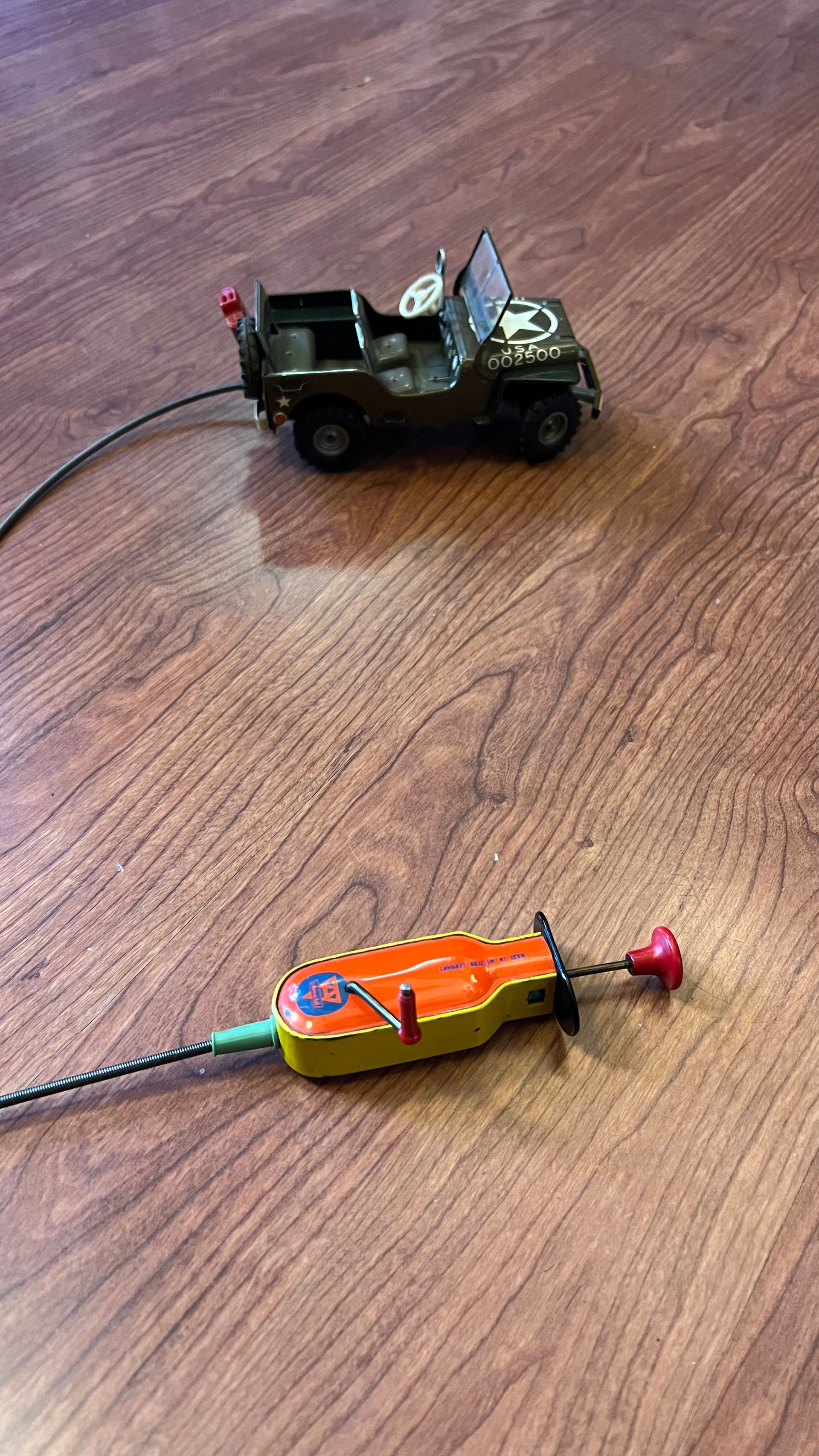 Arnold toys made in West Germany 1953
Jeep polizia militare in latta filocomandata