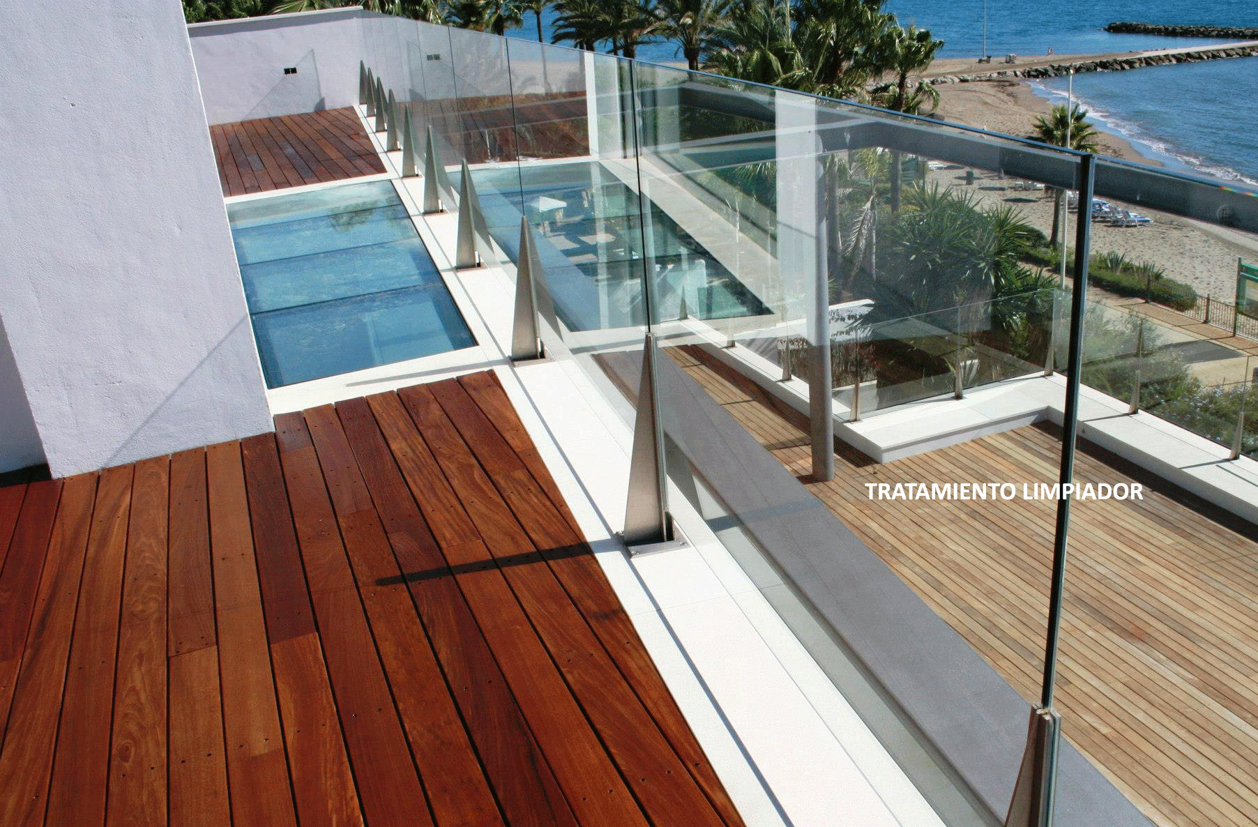 Suelo de madera exterior con aceite en una mansión de Marbella