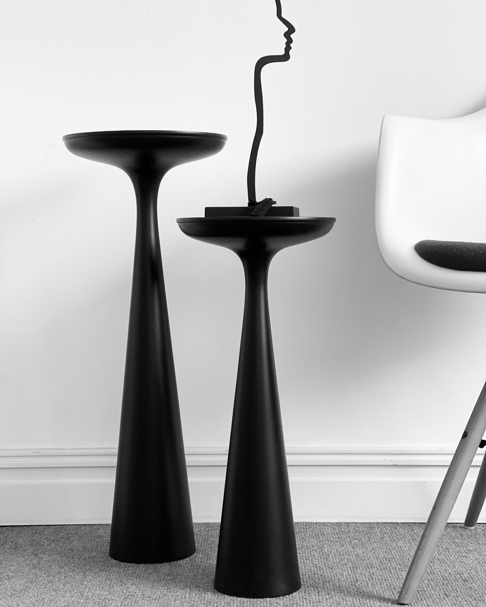 zwei Beistelltische in schwarz