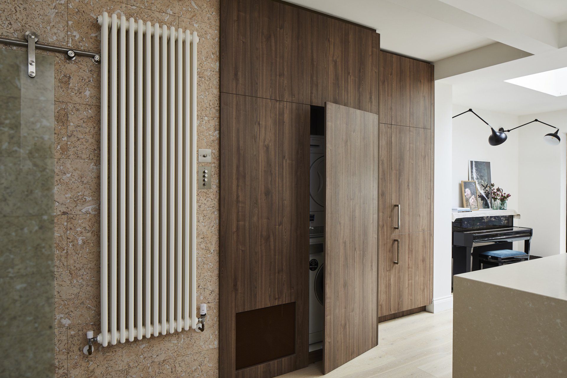 Hauswirtschaftsbereich hinter Holzverkleidung versteckt