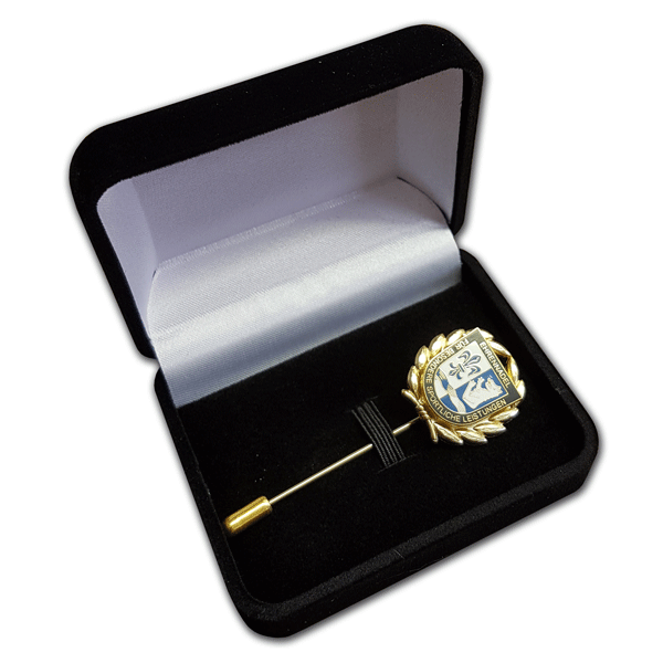 Etuis für Anstecknadeln oder Ehrennadeln in Kunststoff mit transparenten Deckel oder hochwertige Samtetuis in verschiedenen Farben für repräsentative Ehrungen.