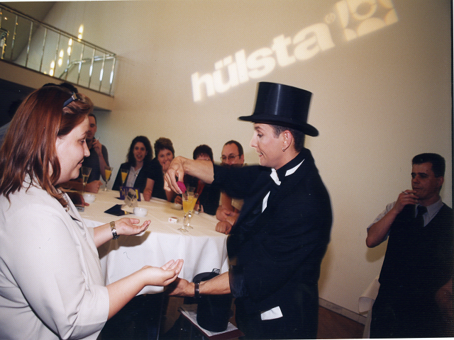 Charlie Martin, Zauberkünstler, Moderator und Entertainer präsentiert seinen Soloabend auf hoher See. Zauberei auf Kreuzfahrtschiffen wie der MS Amadea, der MS Albatros, MS Artania , der MS Ocean Majesty oder der Astor und Astoria gehören genau so zu seinen Auftraggebern wie Variete in Deutschland und Galakunden . Auch auf Messen verzaubert er seine Gäste. Dieses Programm können Sie auch für Ihre private Feier wie Geburtstage, Hochzeiten, Jubiläen oder die Familienfeier buchen.